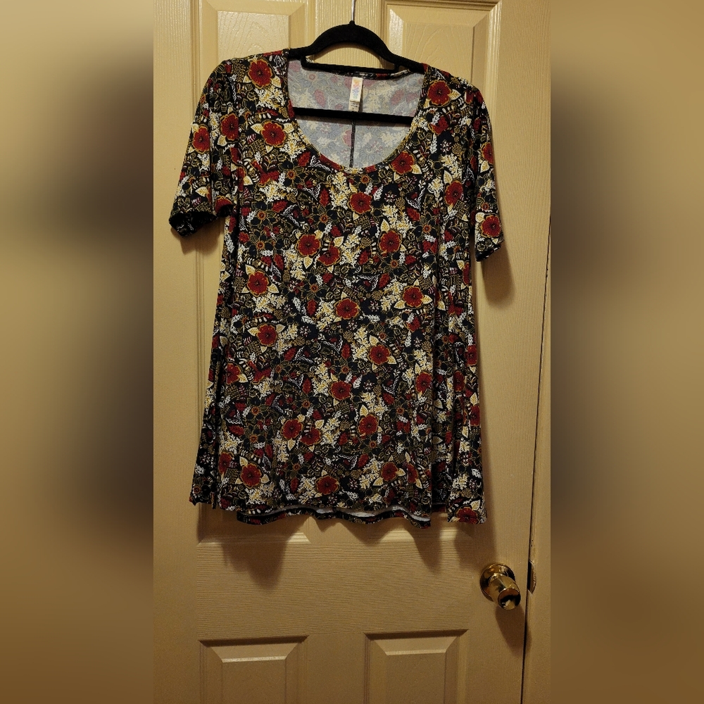 🌻 Lularoe Red, Gold & Black Floral Perfect Tee Size XS Gently Used Condition